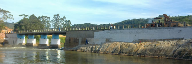Ponte em concreto, obra realizada sobre o  rio Manhuaçu.